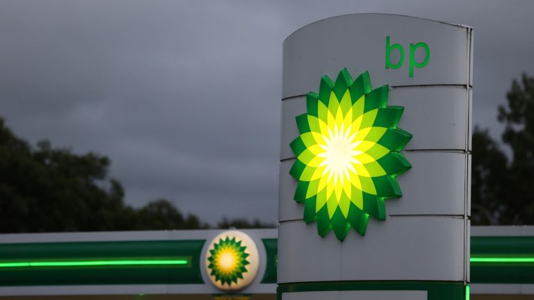 Κέρδη $8,2 δισεκατομμυρίων κατέγραψε η BP στο α’ τρίμηνο, μετά τις περσινές ζημιές ρεκόρ