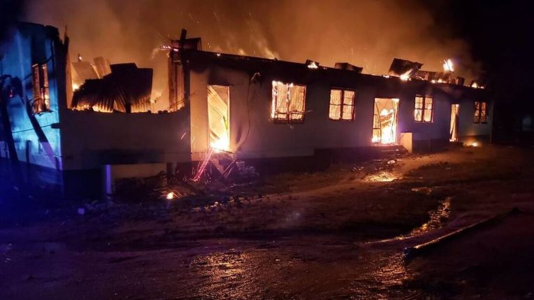 Έφηβη στη Γουιάνα έβαλε φωτιά σε σχολείο, 19 παιδιά νεκρά – Γιατί της κατέσχεσαν το κινητό