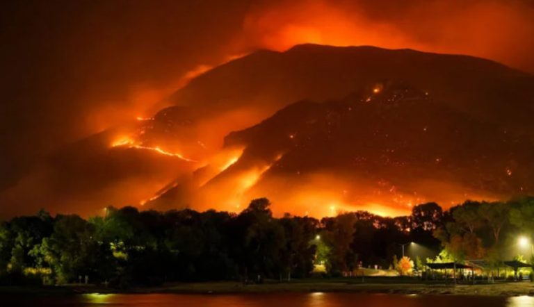 Περίπου 18.000 άνθρωποι στον Καναδά εγκατέλειψαν τα σπίτια τους λόγω πυρκαγιάς