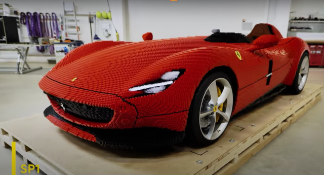 Ferrari σε φυσικό μέγεθος με πάνω από 380.000 κυβάκια