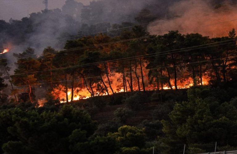 Ολονύκτιες οι μάχες με τις φλόγες σε Ρόδο Κέρκυρα, Κάρυστο και Δερβενάκια