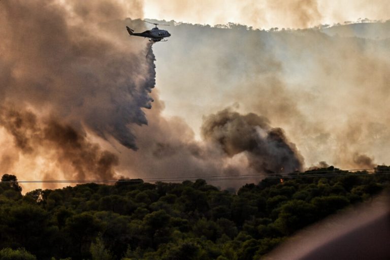 Μάχη με τις αναζωπυρώσεις δίνουν οι πυροσβεστικές δυνάμεις στη Ρόδο