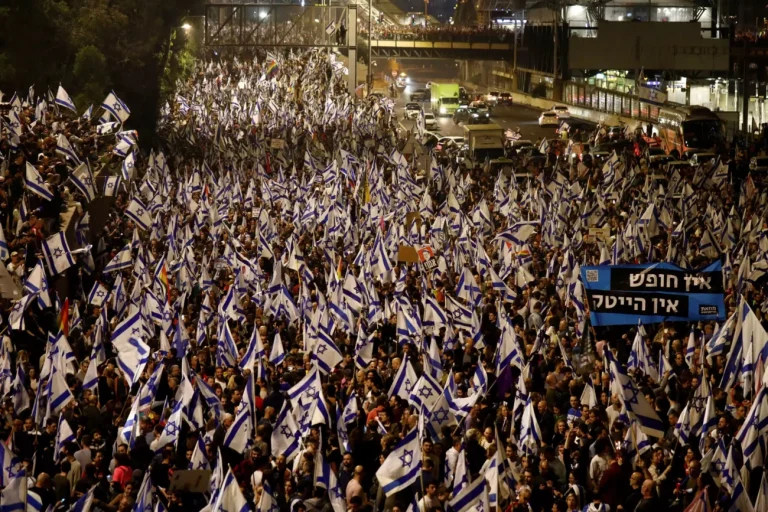 Εν μέσω αντισυγκεντρώσεων η Κνεσέτ συνεδρίασε για τη δικαστική μεταρρύθμιση