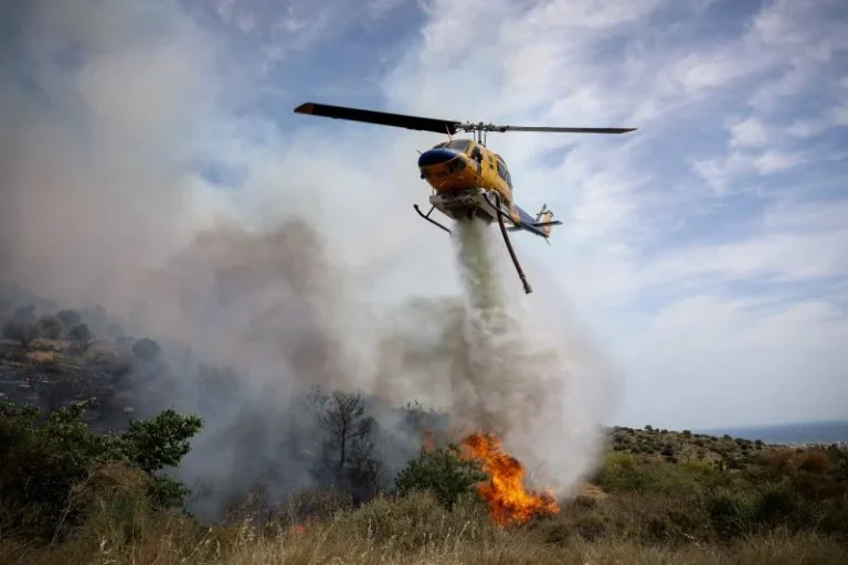 Φωτιά στον Κουβαρά Αττικής, εκκενώνονται περιοχές