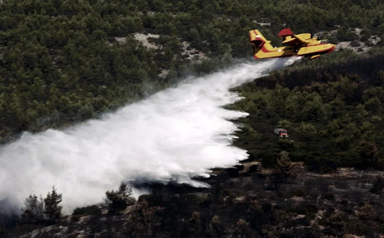 Βελτιωμένη η εικόνα στο πύρινο μέτωπο στη Χίο