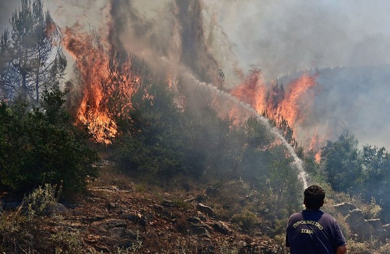 Πυρκαγιές στην Ελλάδα: Νέο μέτωπο σε Αιτωλοακαρνανία, εκκένωση περιοχών στο Βόλο