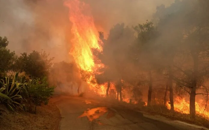 Μαίνεται το πύρινο μέτωπο στα Δερβενοχώρια, κινείται προς Μαγούλα, Αναζωπύρωση στο Λουτράκι