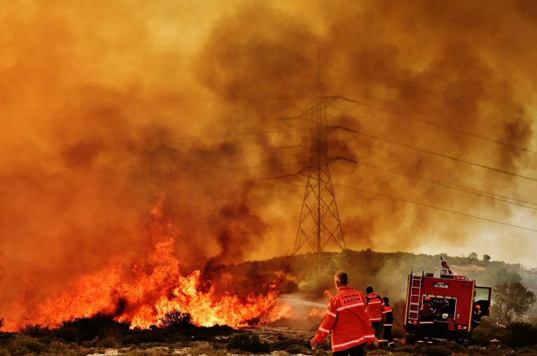 «Αδύνατες» πυρκαγιές σαν της Ρόδου χωρίς την κλιματική αλλαγή, λένε επιστήμονες